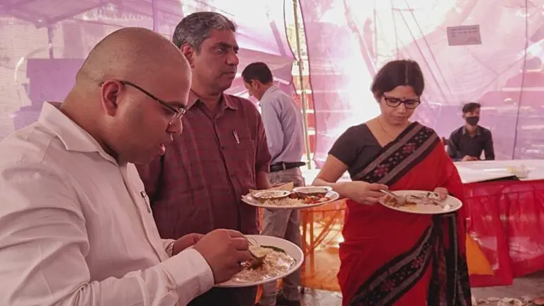 Uttarakhand: खाने की शिकायत मिलने के बाद खुद DM पहुंची कार्मिकों के बीच