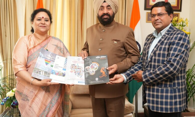 निदेशक ने राज्यपाल को भेंट की वार्षिक रिपोर्ट निदेशक ने राज्यपाल को भेंट की वार्षिक रिपोर्ट