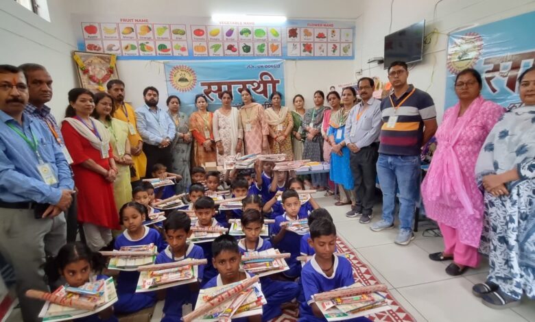 सारथी फाउंडेशन समिति ने की बच्चों को स्टेशनरी वितरित सारथी फाउंडेशन समिति ने की बच्चों को स्टेशनरी वितरित