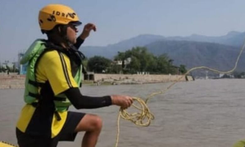 गंगा में नहाता विदेशी पर्यटक बहा