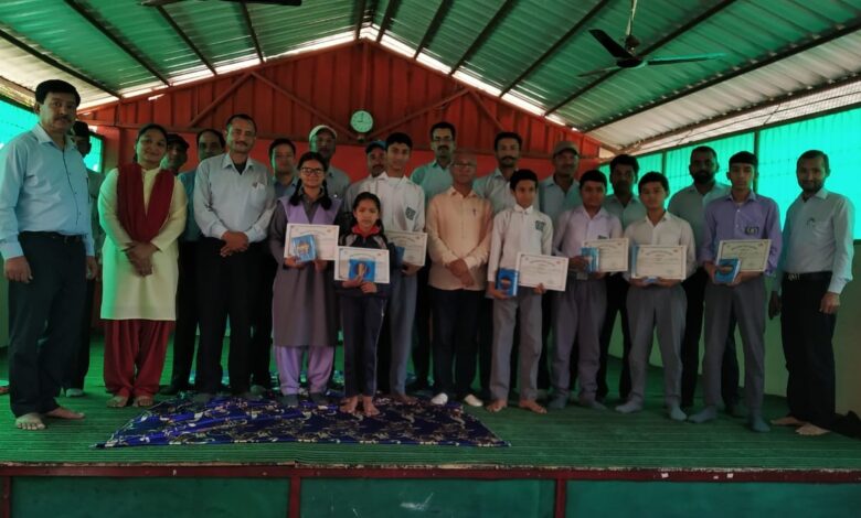 विवेकानंद विद्या मंदिर के टॉपर्स हुए सम्मानित विवेकानंद विद्या मंदिर के टॉपर्स हुए सम्मानित