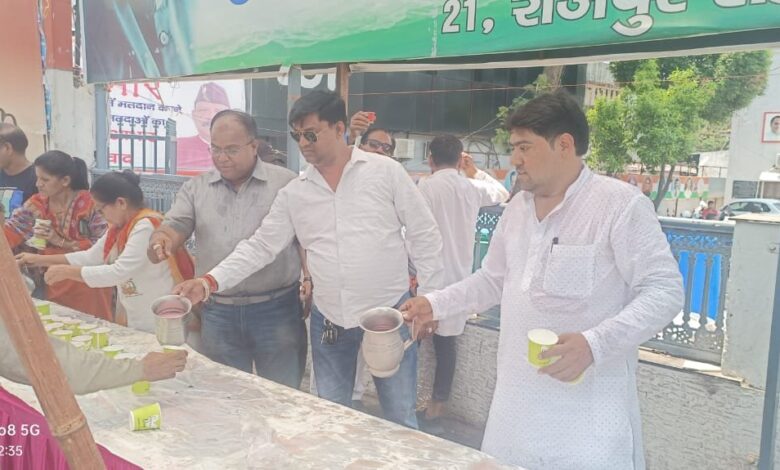 कांग्रेस ने मीठे पानी की छबील लगाकर दी राजीव गांधी को श्रद्धांजलि कांग्रेस ने मीठे पानी की छबील लगाकर दी राजीव गांधी को श्रद्धांजलि