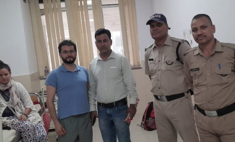 पुलिस ने लावारिस घूम रही विदेशी महिला को परिजनों से मिलाया