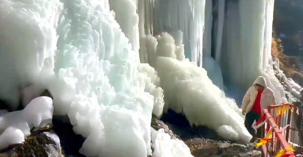 प्रतिवर्ष प्रकट होता है 10 फिट ऊंचाई का शिव लिंग प्रतिवर्ष प्रकट होता है 10 फिट ऊंचाई का शिव लिंग