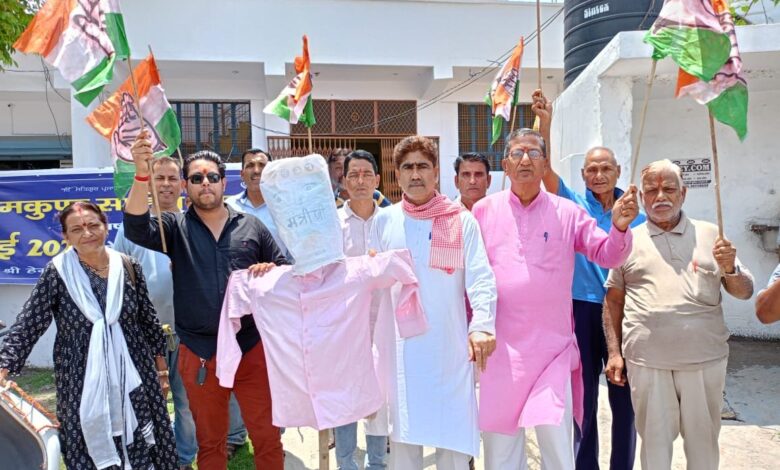 कांग्रेस कार्यकर्ताओं ने फूंका क्षेत्रीय विधायक का पुतला कांग्रेस कार्यकर्ताओं ने फूंका क्षेत्रीय विधायक का पुतला