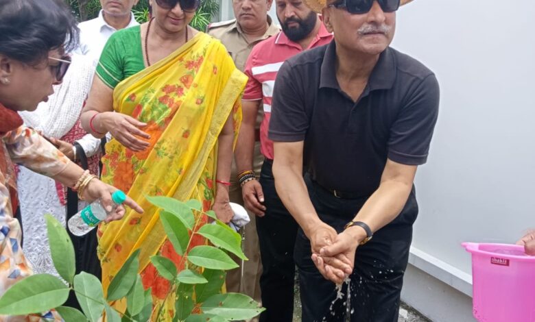 हरेला पर्व के अवसर पर मुख्य सचिव ने किया अमलतास का वृक्षारोपण हरेला पर्व के अवसर पर मुख्य सचिव ने किया अमलतास का वृक्षारोपण