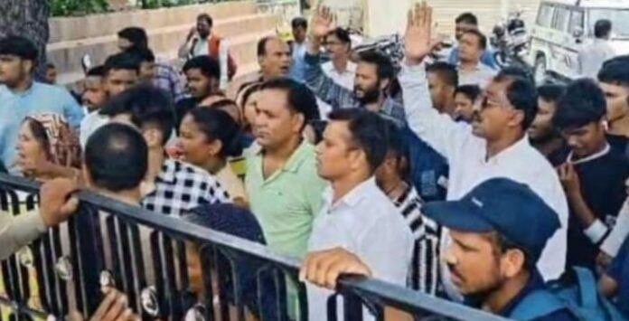 चमोली कंरट हादसाः पीड़ित परिवारों ने मुआवजे को लेकर किया प्रदर्शन चमोली कंरट हादसाः पीड़ित परिवारों ने मुआवजे को लेकर किया प्रदर्शन