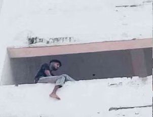 दून अस्पताल के भवन की तीसरी मंजिल पर चढ़ा युवक