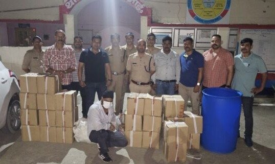 नकली शराब बनाने की फैक्ट्री का भंडाफोड़, एक गिरफ्तार, एक फरार