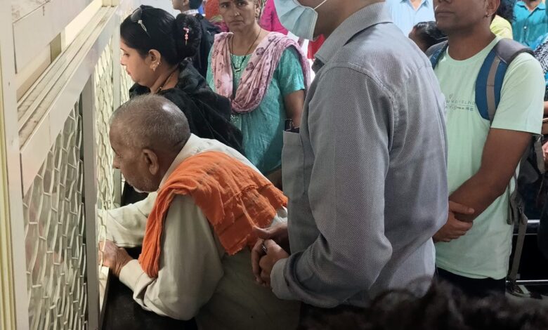 जिलाधिकारी सविन बंसल ने राजकीय चिकित्सालय ऋषिकेश का किया औचक निरीक्षण जिलाधिकारी सविन बंसल ने राजकीय चिकित्सालय ऋषिकेश का किया औचक निरीक्षण