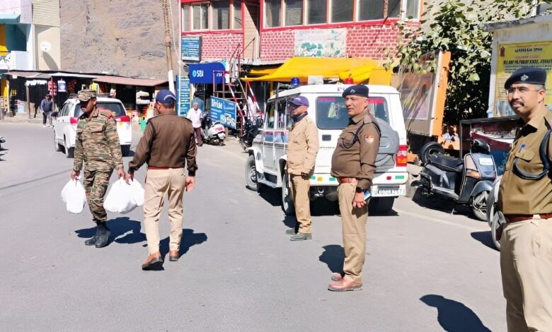 शान्ति व्यवस्था बनाए रखने के लिए पुलिस मुस्तैद