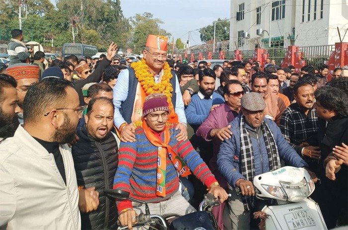 नामांकन के आखिरी दिन भाजपा व कांग्रेस ने झोंकी ताकत, सभी प्रत्याशियों ने दिखाया दमखम नामांकन के आखिरी दिन भाजपा व कांग्रेस ने झोंकी ताकत, सभी प्रत्याशियों ने दिखाया दमखम