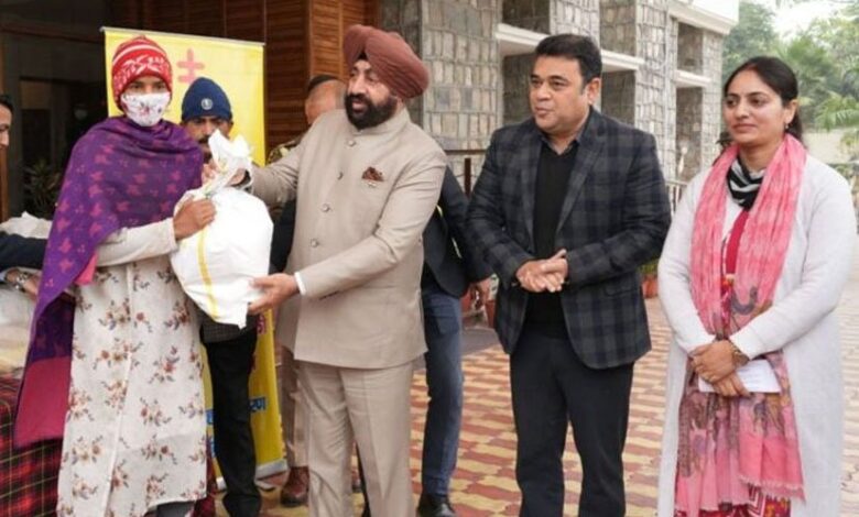 राज्यपाल ने क्षय रोगियों को मासिक पोषण किट वितरित किये राज्यपाल ने क्षय रोगियों को मासिक पोषण किट वितरित किये