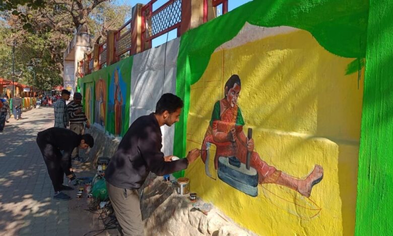 13 जनवरी से शुरू होगा उत्तरायणी मेला, वृत्त चित्रों पर की जा रही रंगाई पुताई