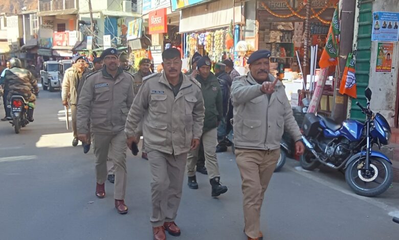 चमोली पुलिस ने फ्लैग मार्च निकालकर दिया निष्पक्ष और भयमुक्त मतदान का संदेश