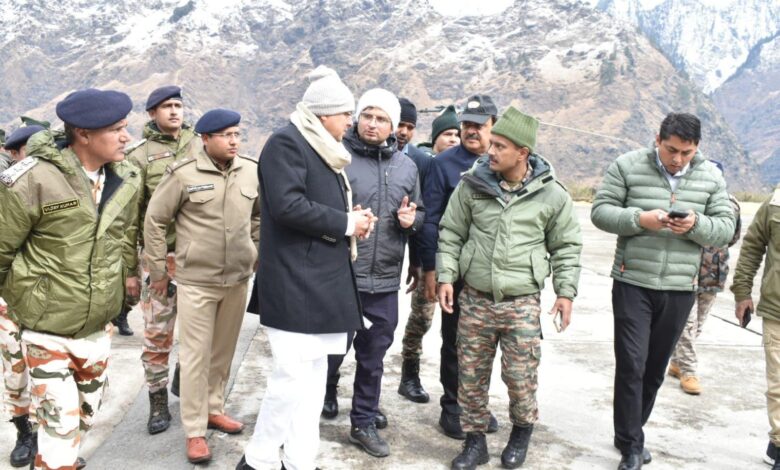 सीएम ने लिया हिमस्खलन क्षेत्र का हवाई सर्वेक्षण कर स्थिति का जायजा सीएम ने लिया हिमस्खलन क्षेत्र का हवाई सर्वेक्षण कर स्थिति का जायजा
