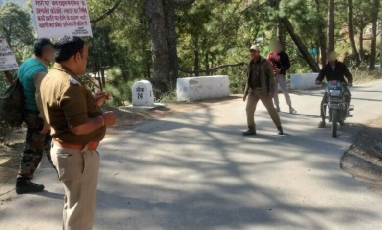 यातायात के नियमों का उल्लघंन करने वालों पर पुलिस की सख्ती