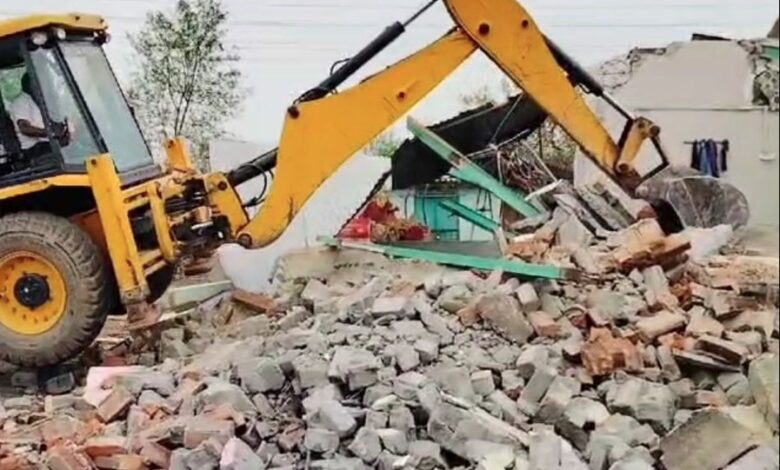 सरकारी भूमि पर बने अवैध ढांचे पर चला प्रशासन का बुलडोज़र सरकारी भूमि पर बने अवैध ढांचे पर चला प्रशासन का बुलडोज़र