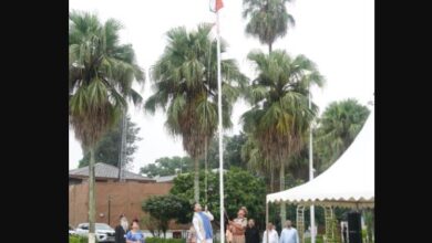 स्वतंत्रता दिवस पर सीएम धामी ने मुख्यमंत्री आवास में फहराया तिरंगा, दिलाई राष्ट्रीय एकता की शपथ