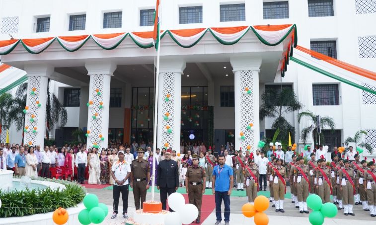 एसजीआरआर विश्वविद्यालय तिरंगे के रंग में रंगा एसजीआरआर विश्वविद्यालय तिरंगे के रंग में रंगा