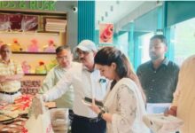 त्योहारी सीजन में मिलावटखोरी पर प्रशासन सख्त, मिठाई की दुकानों और डेयरी पर ताबड़तोड़ छापेमारी त्योहारी सीजन में मिलावटखोरी पर प्रशासन सख्त, मिठाई की दुकानों और डेयरी पर ताबड़तोड़ छापेमारी