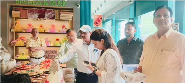 त्योहारी सीजन में मिलावटखोरी पर प्रशासन सख्त, मिठाई की दुकानों और डेयरी पर ताबड़तोड़ छापेमारी त्योहारी सीजन में मिलावटखोरी पर प्रशासन सख्त, मिठाई की दुकानों और डेयरी पर ताबड़तोड़ छापेमारी