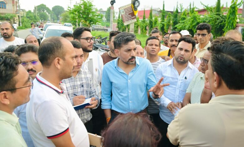 बालावाला क्षेत्र में सिंचाई एवं जनसमस्याओं पर जिलाधिकारी के कड़े निर्देश बालावाला क्षेत्र में सिंचाई एवं जनसमस्याओं पर जिलाधिकारी के कड़े निर्देश