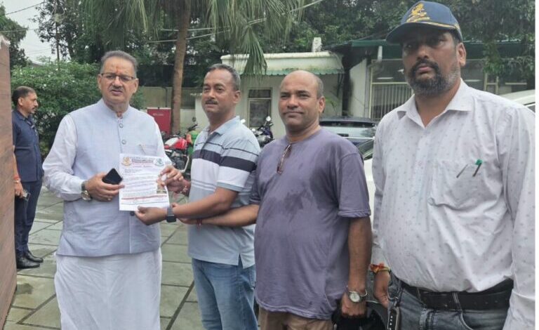 शौर्य स्थल पर मेजर सोमनाथ शर्मा की प्रतिमा लगाने की मांग, पूर्व सैनिकों ने मंत्री गणेश जोशी को सौंपा ज्ञापन
