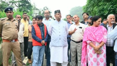 मसूरी-देहरादून मार्ग पर भूस्खलन से बढ़ी परेशानी, मंत्री गणेश जोशी ने किया निरीक्षण मसूरी-देहरादून मार्ग पर भूस्खलन से बढ़ी परेशानी, मंत्री गणेश जोशी ने किया निरीक्षण