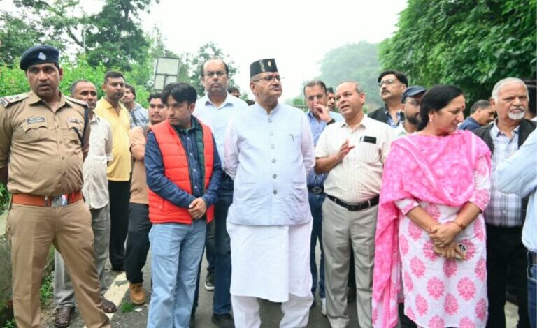 मसूरी-देहरादून मार्ग पर भूस्खलन से बढ़ी परेशानी, मंत्री गणेश जोशी ने किया निरीक्षण मसूरी-देहरादून मार्ग पर भूस्खलन से बढ़ी परेशानी, मंत्री गणेश जोशी ने किया निरीक्षण