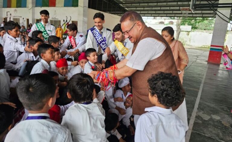 नन्हे-मुन्ने बच्चों संग कैबिनेट मंत्री गणेश जोशी ने मनाया रक्षाबंधन नन्हे-मुन्ने बच्चों संग कैबिनेट मंत्री गणेश जोशी ने मनाया रक्षाबंधन
