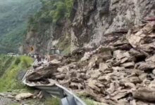 ऋषिकेश-बदरीनाथ हाईवे ठप: भल्लेगांव बागवान के पास पहाड़ी से भारी मलबा गिरने से बंद हुआ मार्ग
