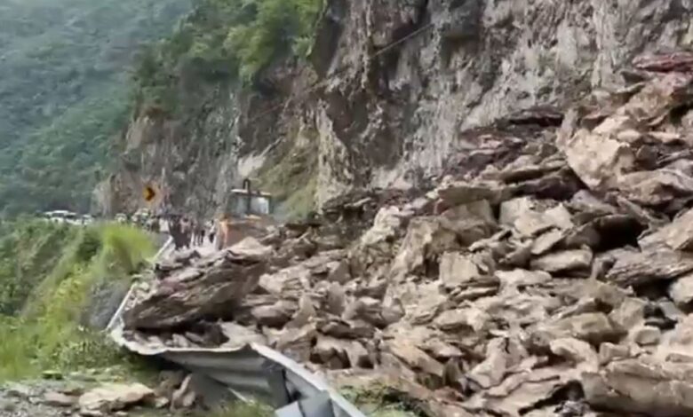 ऋषिकेश-बदरीनाथ हाईवे ठप: भल्लेगांव बागवान के पास पहाड़ी से भारी मलबा गिरने से बंद हुआ मार्ग ऋषिकेश-बदरीनाथ हाईवे ठप: भल्लेगांव बागवान के पास पहाड़ी से भारी मलबा गिरने से बंद हुआ मार्ग