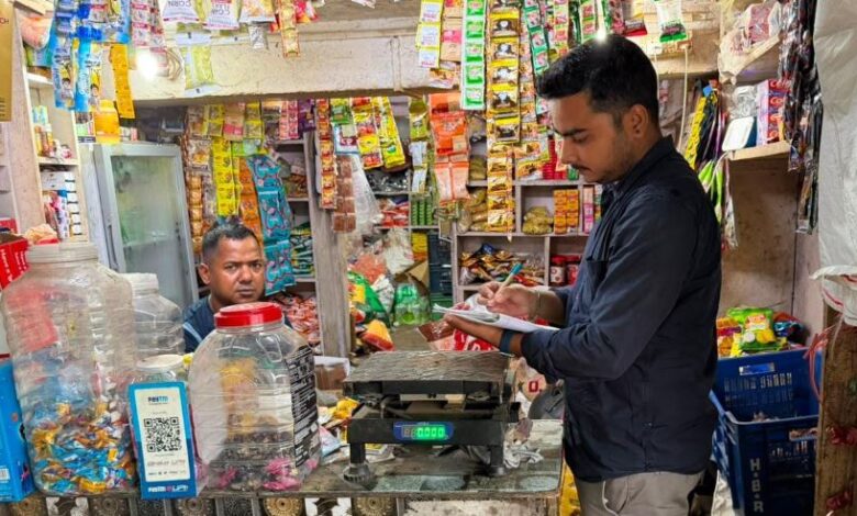 चीनी की जमाखोरी और कालाबाजारी पर शिकंजा, पौड़ी में 11 टीमों ने की छापेमारी चीनी की जमाखोरी और कालाबाजारी पर शिकंजा, पौड़ी में 11 टीमों ने की छापेमारी
