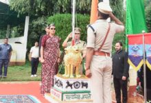 पिथौरागढ़ के मिनी स्टेडियम में प्रभारी मंत्री रेखा आर्या ने किया ध्वजारोहण