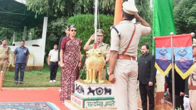 पिथौरागढ़ के मिनी स्टेडियम में प्रभारी मंत्री रेखा आर्या ने किया ध्वजारोहण