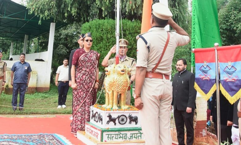 पिथौरागढ़ के मिनी स्टेडियम में प्रभारी मंत्री रेखा आर्या ने किया ध्वजारोहण पिथौरागढ़ के मिनी स्टेडियम में प्रभारी मंत्री रेखा आर्या ने किया ध्वजारोहण