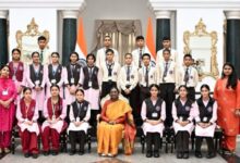 एकलव्य विद्यालयों के छात्रों ने किया राष्ट्रपति भवन का भ्रमण, राष्ट्रपति द्रौपदी मुर्मु से की मुलाकात