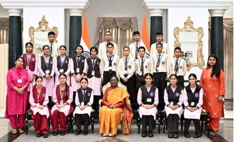 एकलव्य विद्यालयों के छात्रों ने किया राष्ट्रपति भवन का भ्रमण, राष्ट्रपति द्रौपदी मुर्मु से की मुलाकात एकलव्य विद्यालयों के छात्रों ने किया राष्ट्रपति भवन का भ्रमण, राष्ट्रपति द्रौपदी मुर्मु से की मुलाकात
