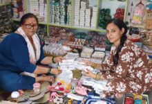 राखी के कारोबार से आत्मनिर्भर बन रहीं देहरादून की महिलाएं राखी के कारोबार से आत्मनिर्भर बन रहीं देहरादून की महिलाएं