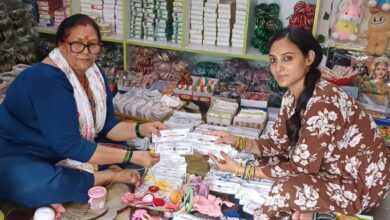 राखी के कारोबार से आत्मनिर्भर बन रहीं देहरादून की महिलाएं