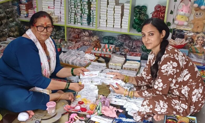 राखी के कारोबार से आत्मनिर्भर बन रहीं देहरादून की महिलाएं राखी के कारोबार से आत्मनिर्भर बन रहीं देहरादून की महिलाएं
