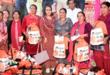 सोमेश्वर के धौलाघाट में श्रम विभाग का विशाल किट वितरण कार्यक्रम आयोजित
