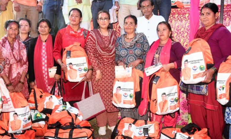 सोमेश्वर के धौलाघाट में श्रम विभाग का विशाल किट वितरण कार्यक्रम आयोजित सोमेश्वर के धौलाघाट में श्रम विभाग का विशाल किट वितरण कार्यक्रम आयोजित