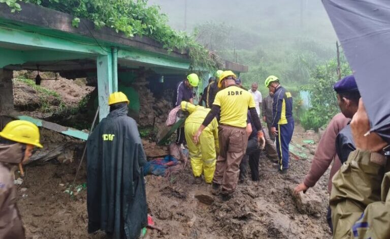 अल्मोड़ा में मकान ढहने से तीन लोगों की मौत, SDRF ने किए शव बरामद अल्मोड़ा में मकान ढहने से तीन लोगों की मौत, SDRF ने किए शव बरामद